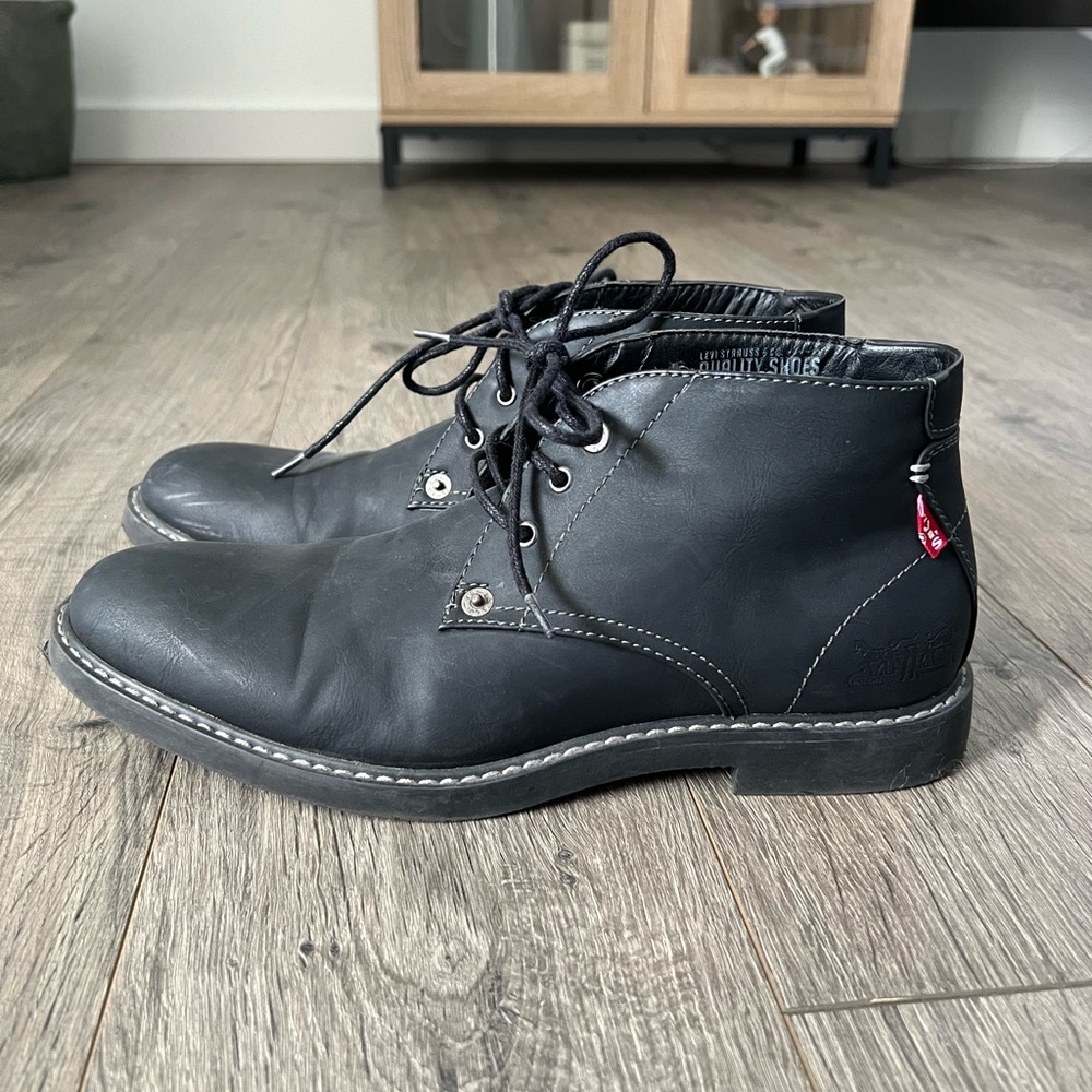 Men’s Levi’s Black Suede Chukka Ankle Boots, Size 8
